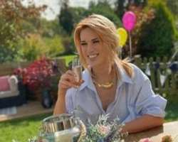 Hollie Bennett consuming alcohol Hollie Bennett consuming alcohol